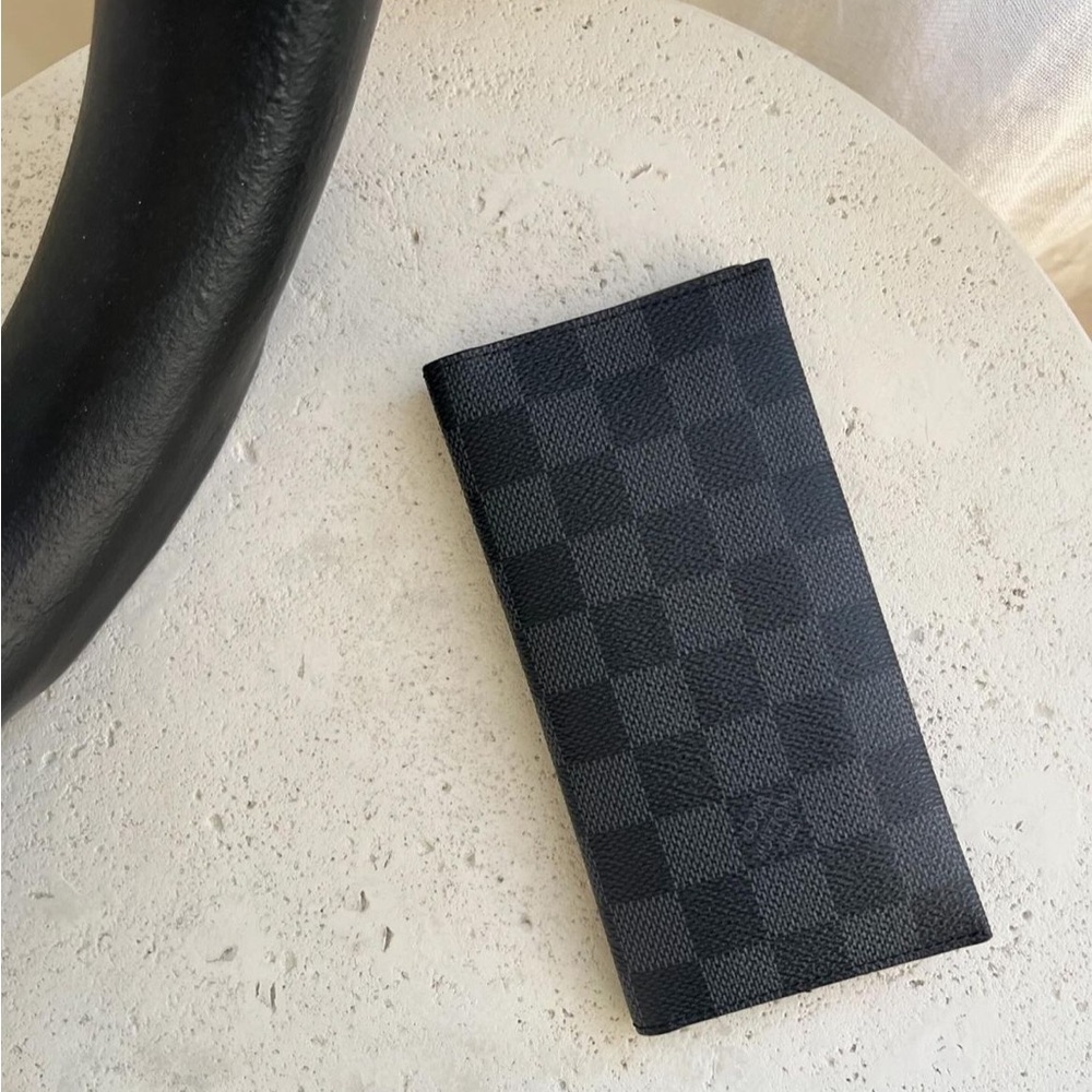 LOUIS VUITTON
Damier Graphite Brazza Wallet 5️⃣0️⃣0️⃣